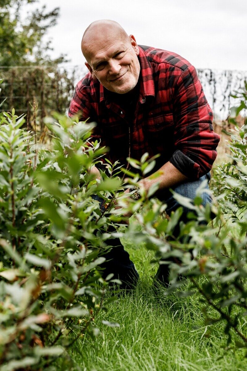 de botanicals van de alluvial gin worden door Erik met de hand geteeld.